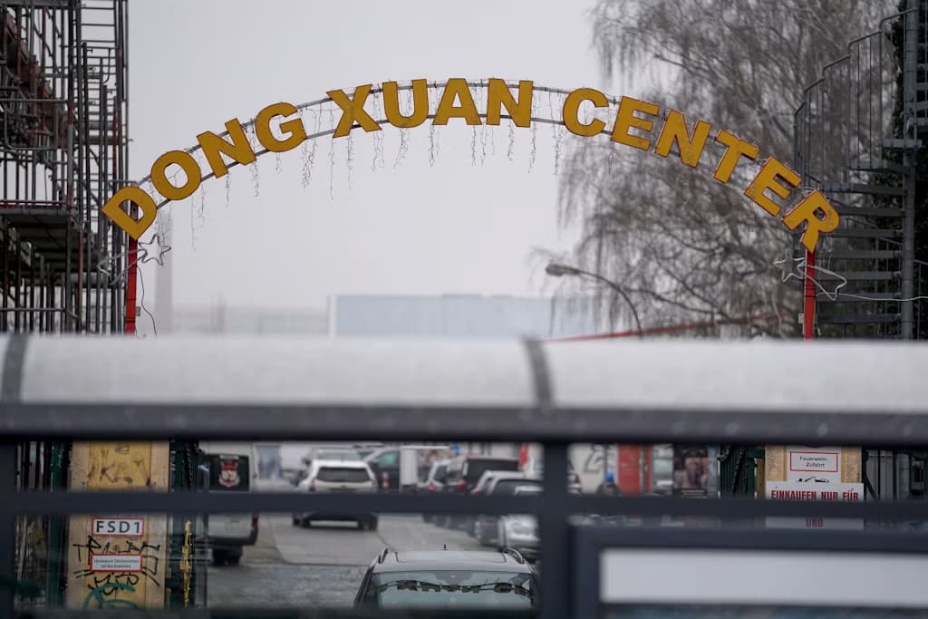 Tấn công bằng dao tại TTTM Đồng Xuân ở Berlin: Một người đàn ông bị thương nặng, nghi phạm đang bỏ trốn