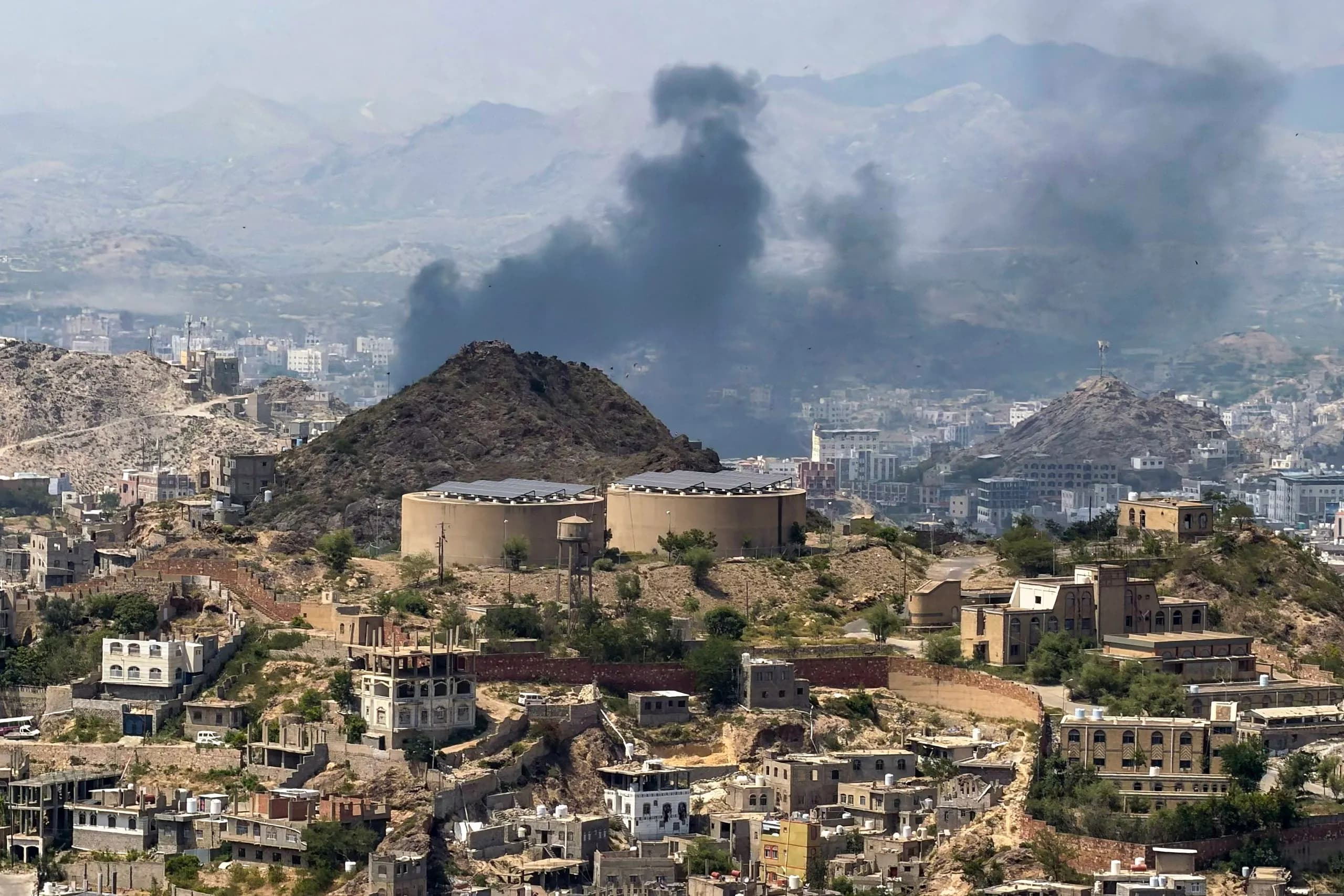Houthi mở loạt không kích vào Saudi Arabia và thành phố đầu não của chính phủ Yemen
