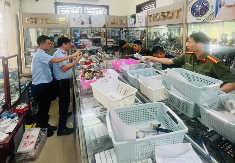 Khởi tố chủ cửa hàng bày bán hàng nghìn đồng hồ giả Rolex, Hublot, Omega...