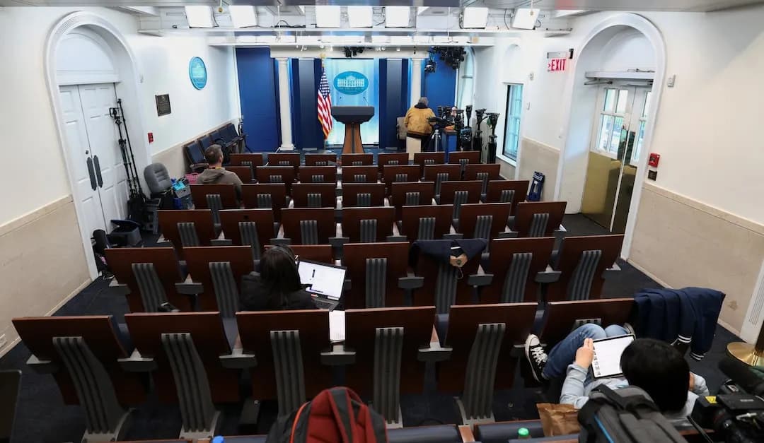 Ông Trump tính dời phòng họp báo Nhà Trắng, gọi phóng viên là 'nhóm tin giả'