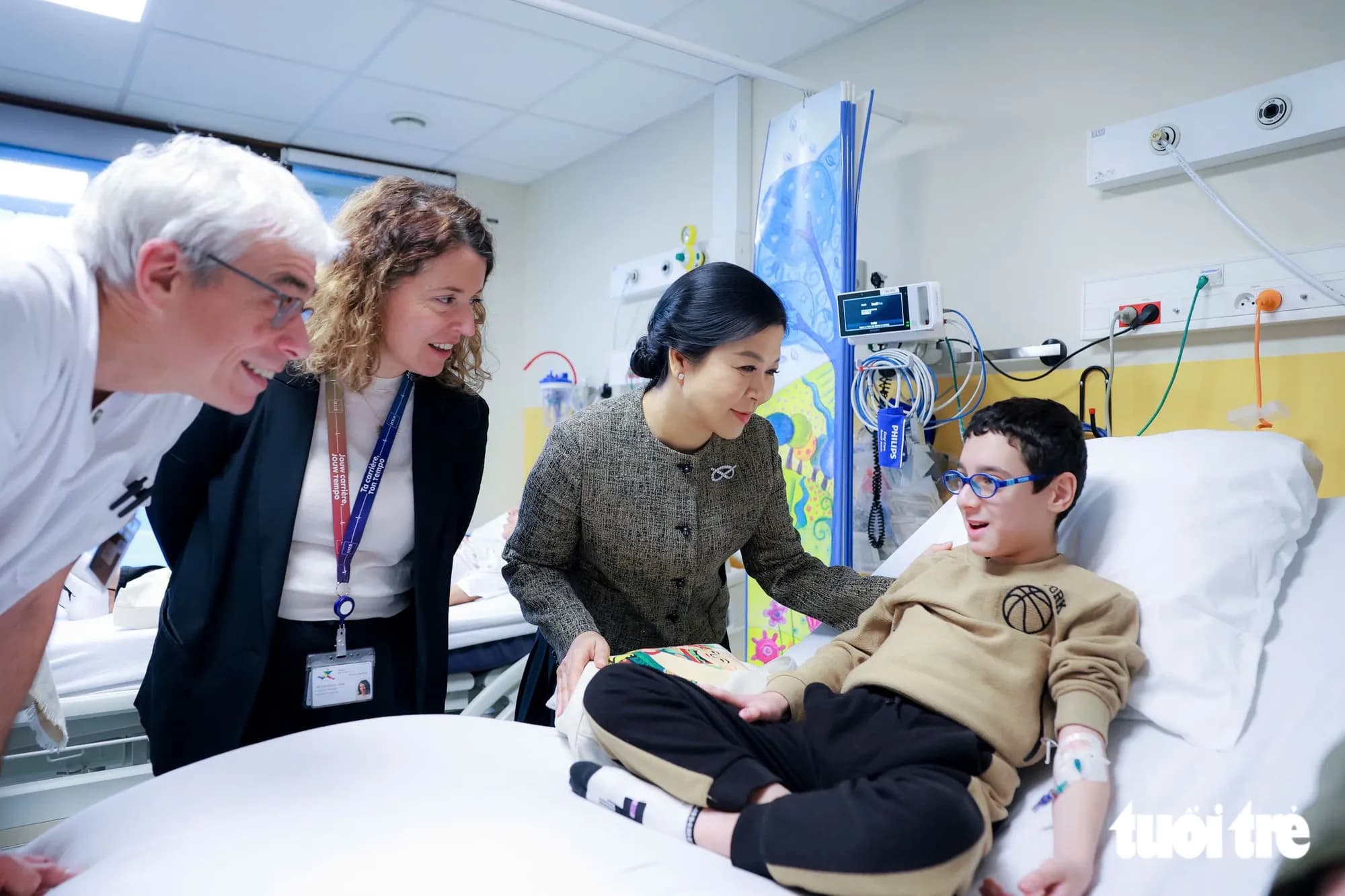 Phu nhân Ngô Phương Ly thăm mô hình bệnh viện - trường học cho bệnh nhi tại Bỉ
