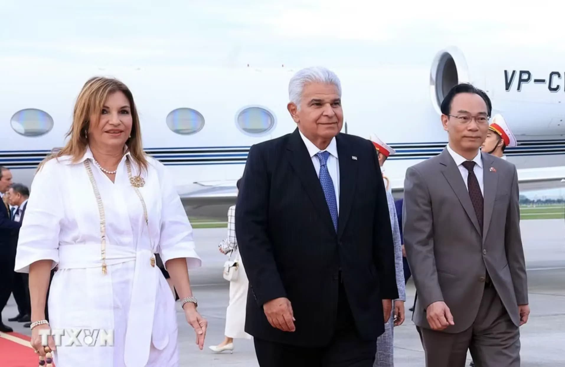 Tổng thống Panama và Phu nhân đến Hà Nội, bắt đầu thăm Việt Nam