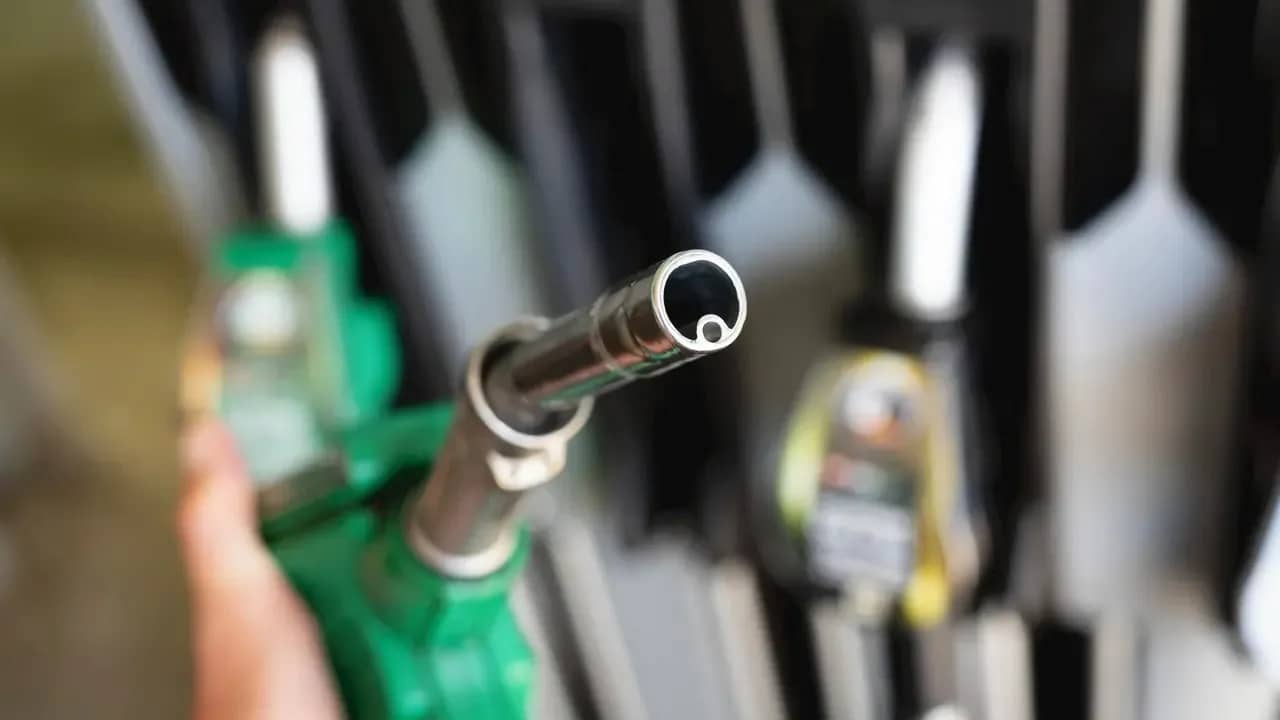 Séc công bố giá trần nhiên liệu cho ngày 30/10: Xăng 44,26 korun/l, dầu diesel gần 50 korun/l