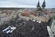 Hàng nghìn người biểu tình phủ kín Quảng trường Phố cổ Praha phản đối việc bãi bỏ phí truyền thông công