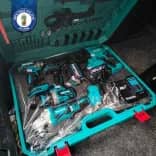 Cảnh sát Plzeň bắt giữ nhóm 4 người chào bán dụng cụ Makita giả tại bãi đỗ xe