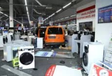 Phá box nhận hàng, trộm xe Mercedes và lái ô tô xuyên cửa kính cửa hàng điện tử, đối tượng gây thiệt hại hơn 700.000 korun