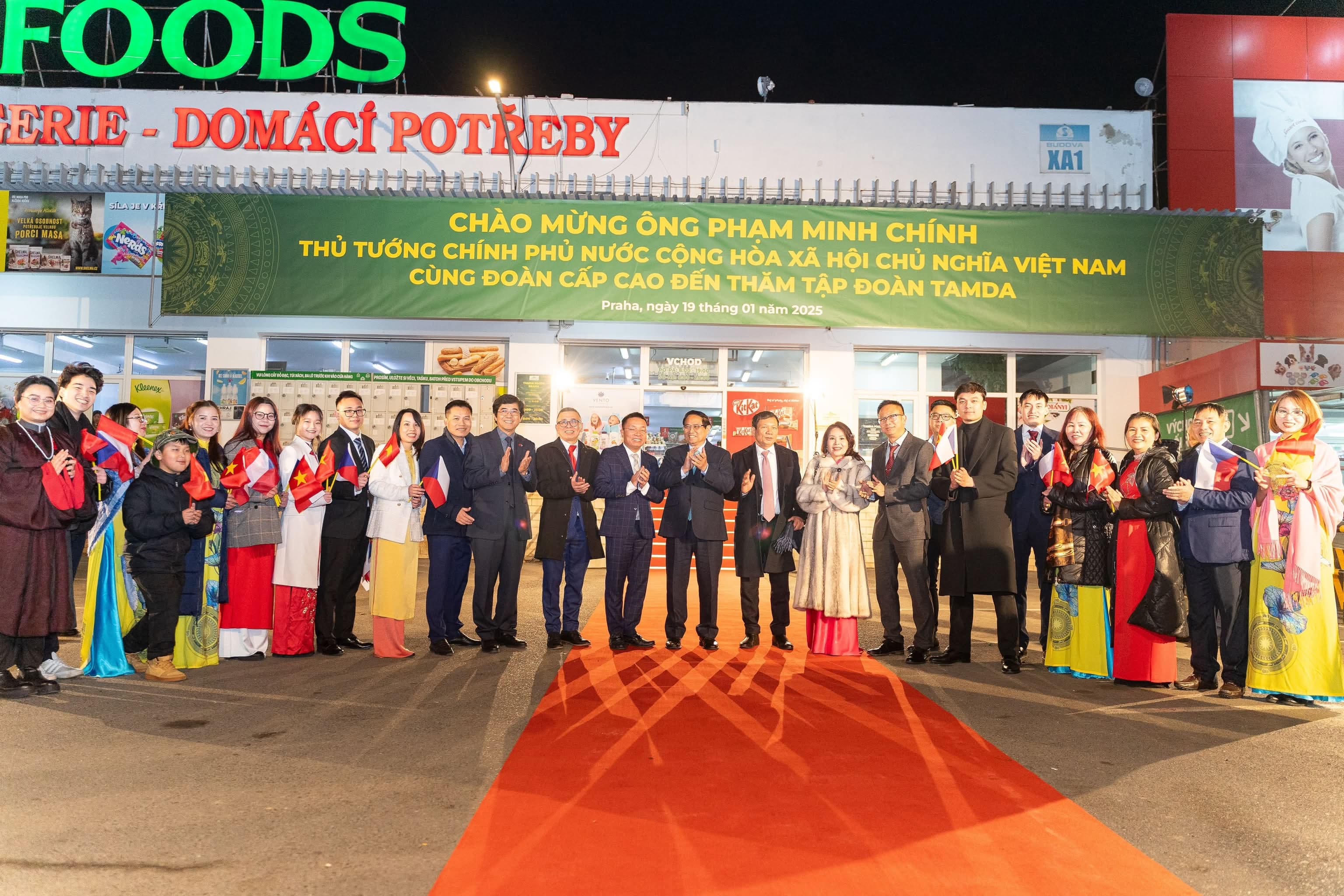 Thủ tướng và phu nhân cùng Đoàn Đại biểu cấp cao Việt Nam đã đến thăm Tập đoàn Tamda
