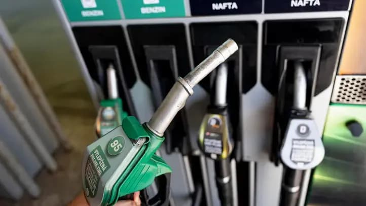 Séc tiếp tục nâng giá trần xăng dầu