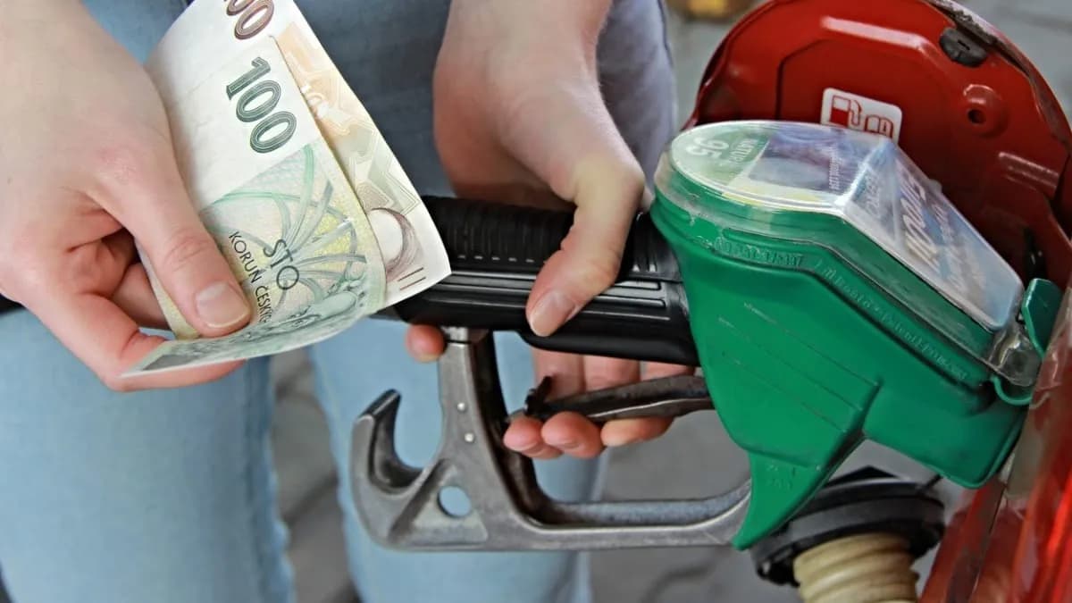 Giá nhiên liệu tại Séc tiếp tục tăng mạnh, dầu diesel sát mốc 50 korun/l