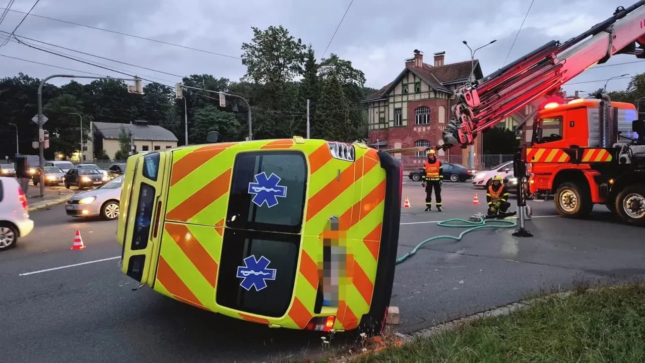 Xe cứu thương ở Ostrava bị lật nghiêng sau va chạm với ô tô con