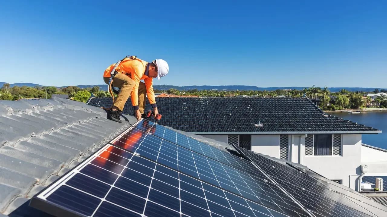 Việc lắp đặt điện mặt trời gặp trở ngại, Séc thiếu nhân lực kỹ thuật