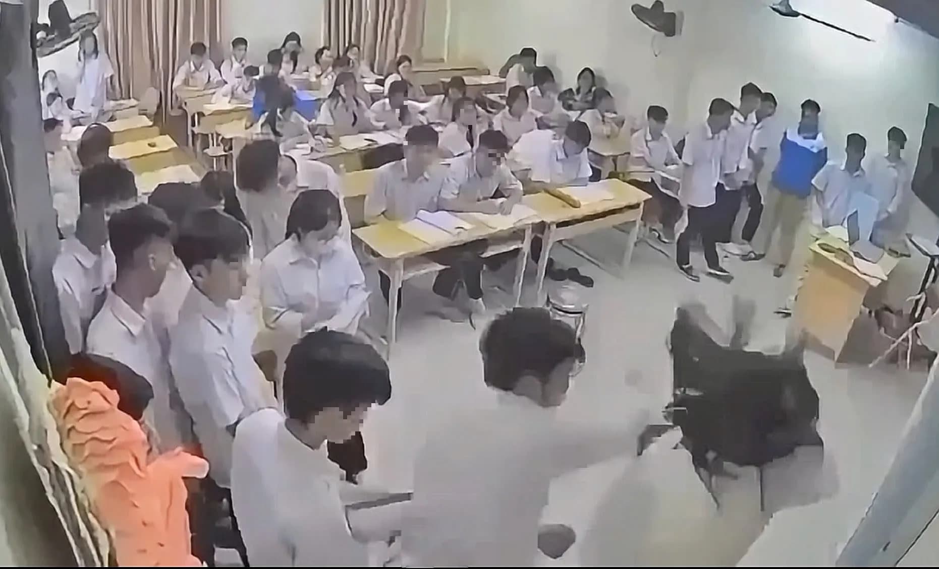 Khởi tố nam sinh lớp 12 đấm cô giáo trên bục giảng