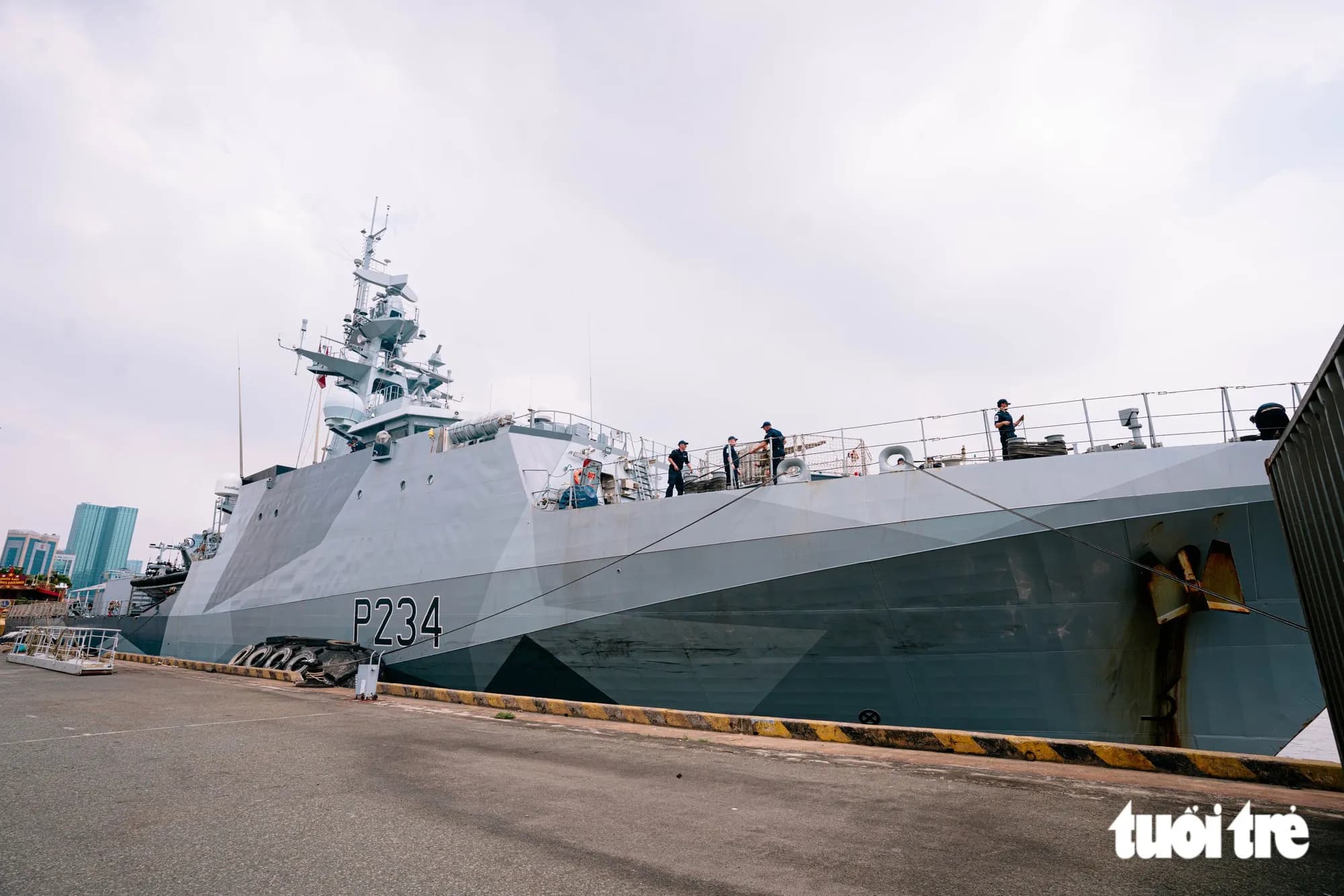 Nữ sĩ quan hải quân Hoàng gia Anh chỉ huy tàu HMS Spey cập cảng Nhà Rồng