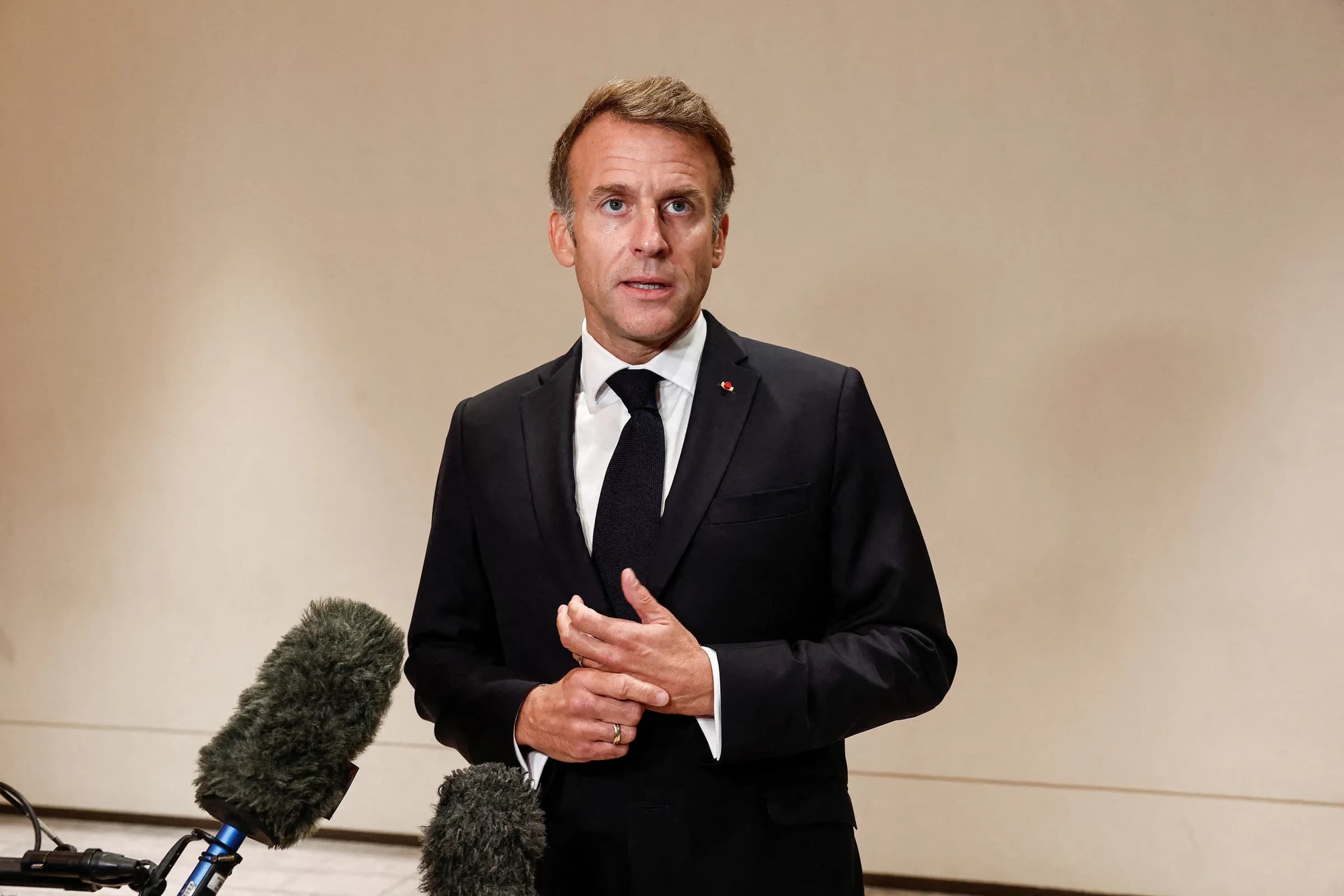 Ông Macron chỉ trích những 'bình luận ngớ ngẩn' về bạo loạn
