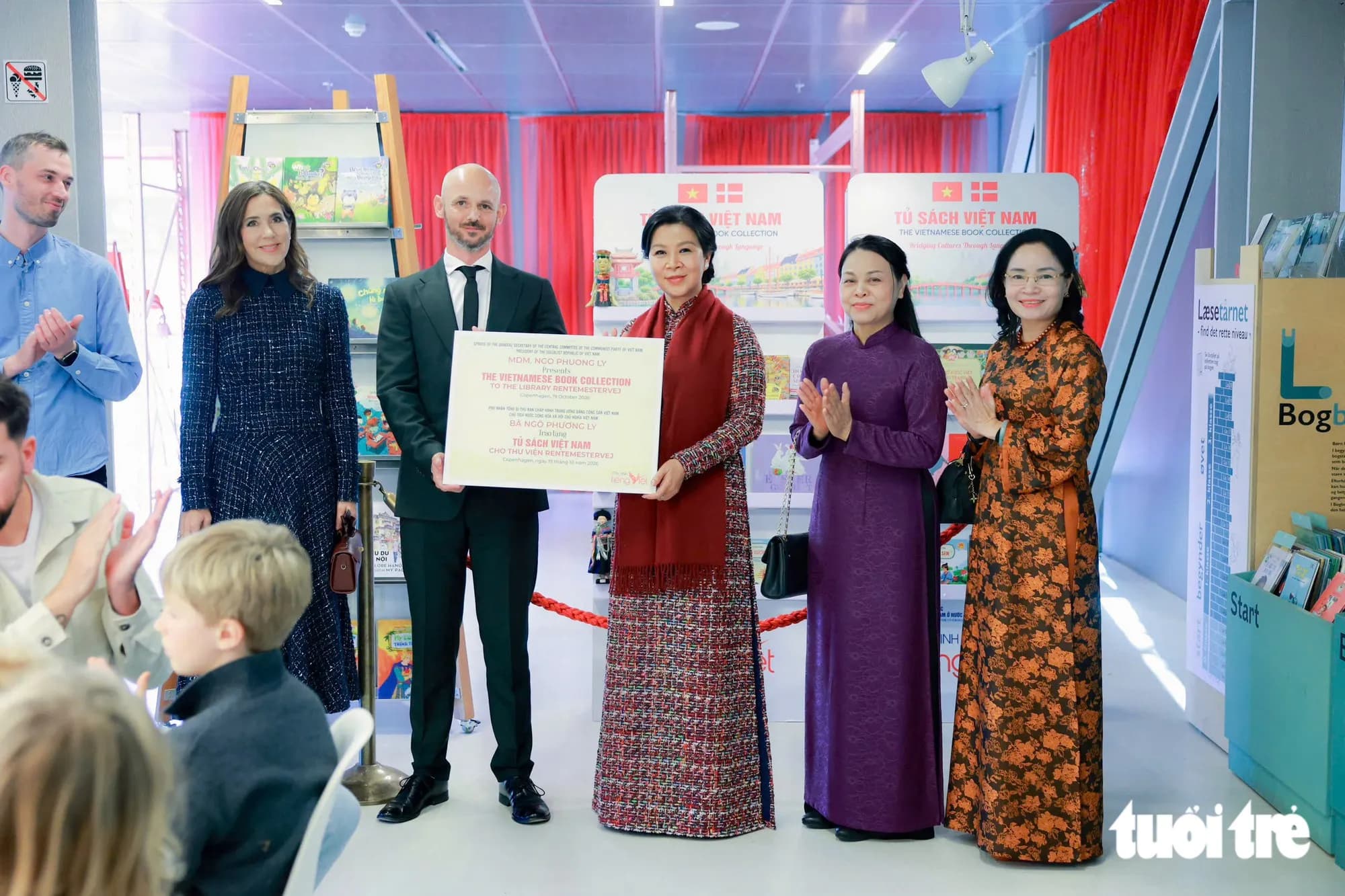 Phu nhân Ngô Phương Ly tặng 'Tủ sách Việt Nam' cho thư viện Đan Mạch