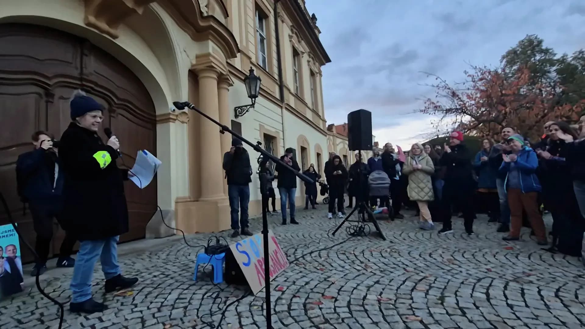 Người dân Praha 8 biểu tình trước trụ sở chính quyền địa phương để phản đối việc gạt bỏ liên minh chiến thắng trong bầu cử địa phương