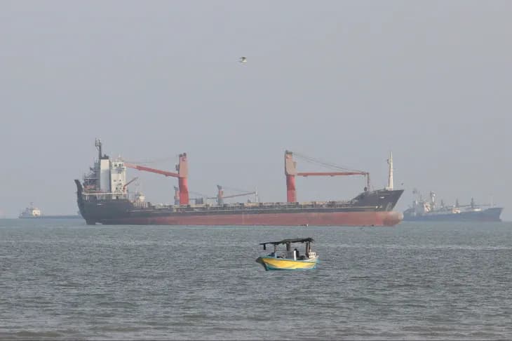 Siêu tàu chở 2 triệu thùng dầu trúng thủy lôi, phát nổ ở eo biển Hormuz