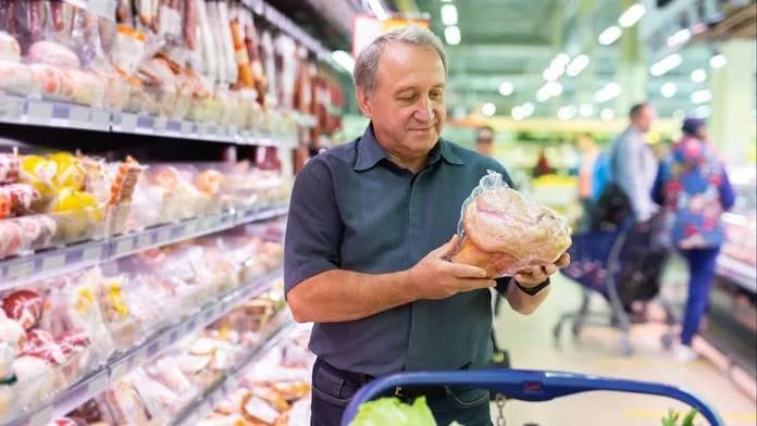 Thực phẩm nhiễm khuẩn nguy hiểm xuất hiện tại siêu thị ở Séc: Phát hiện Listeria trong salad và Salmonella trong thịt gà
