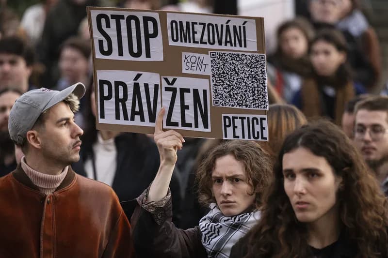 Người biểu tình tại trung tâm Praha yêu cầu bãi nhiệm ba thành viên Hội đồng Nhân quyền Chính phủ