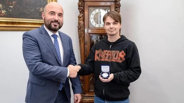 Nhặt được gần nửa triệu korun, nam công nhân vệ sinh ở Plzeň giao nộp cho cảnh sát, được thị trưởng biểu dương