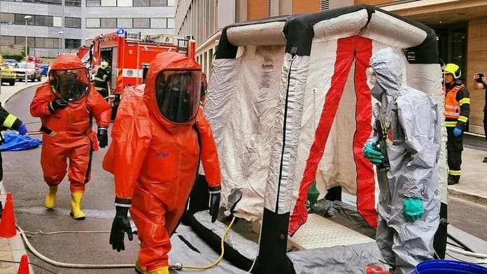 Rò rỉ hóa chất độc ăn mòn tại Brno, một người bị bỏng rát tay phải nhập viện