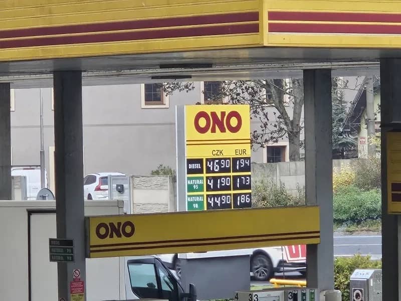 Bộ Tài chính Séc giảm giá trần nhiên liệu vào cuối tuần: dầu diesel giảm xuống 49,45 korun/l, xăng giảm xuống 43,87 korun/l