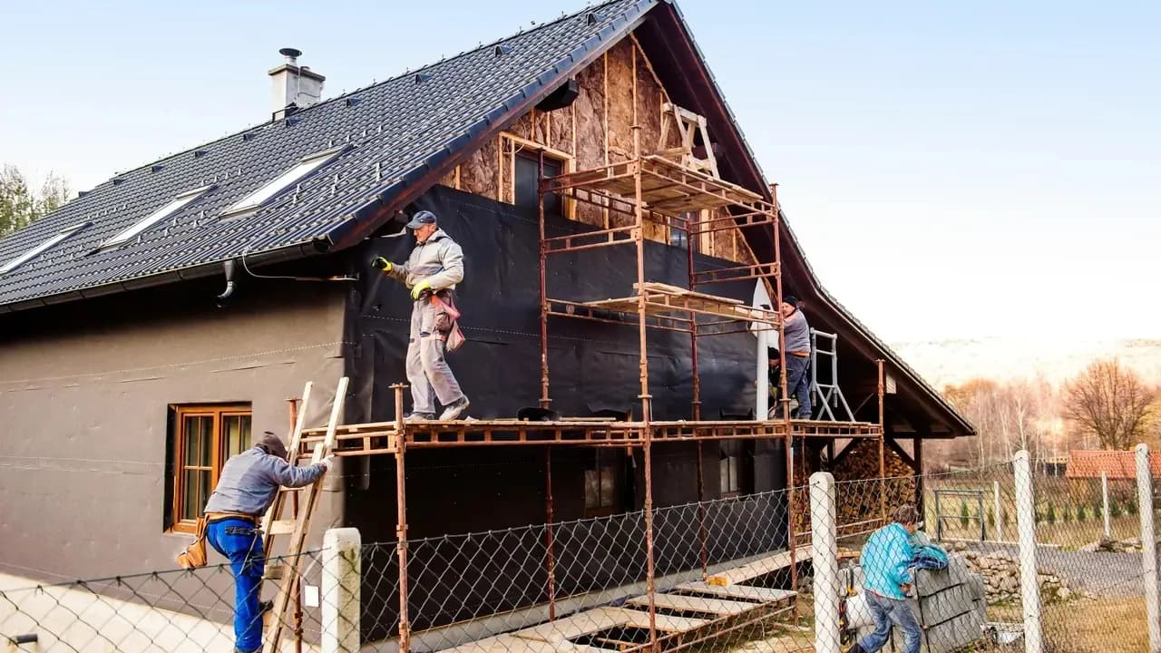 Ngân hàng đầu tiên tại Séc triển khai khoản vay không lãi suất dành cho cách nhiệt nhà ở và lắp điện mặt trời