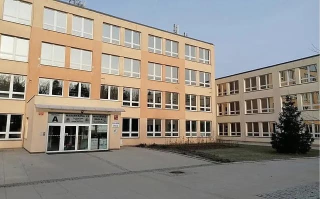 Bếp ăn trường học ở Újezd nad Lesy thay quản lý sau vụ lây nhiễm Salmonella, hiệu trưởng có thể mất chức