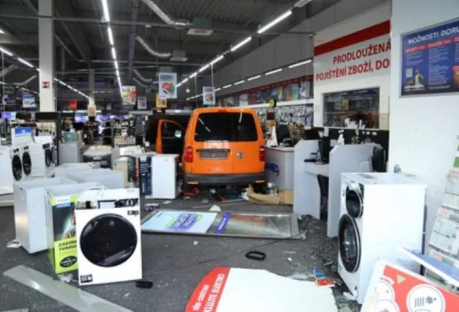 Phá box nhận hàng, trộm xe Mercedes và lái ô tô xuyên cửa kính cửa hàng điện tử, đối tượng gây thiệt hại hơn 700.000 korun