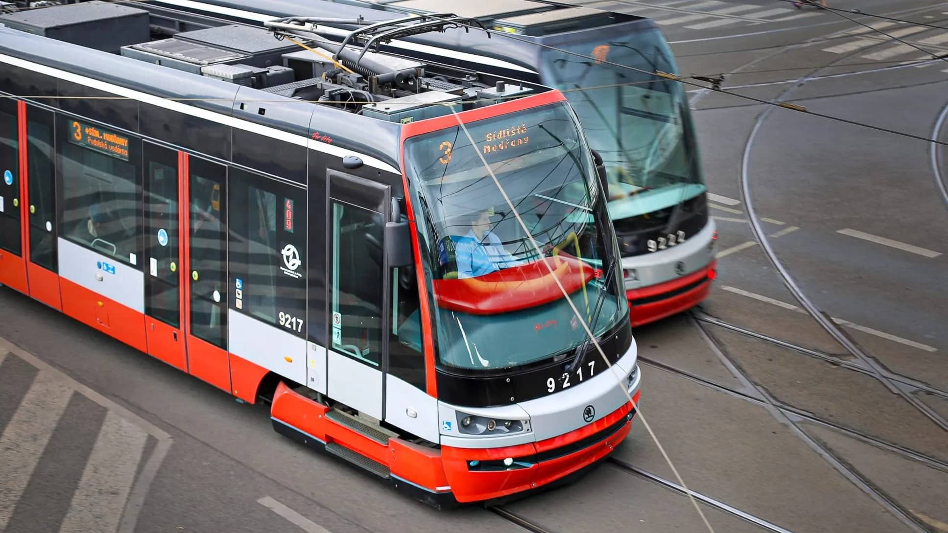 Praha cảnh báo người đi bộ về nguy cơ tai nạn với tàu điện nổi