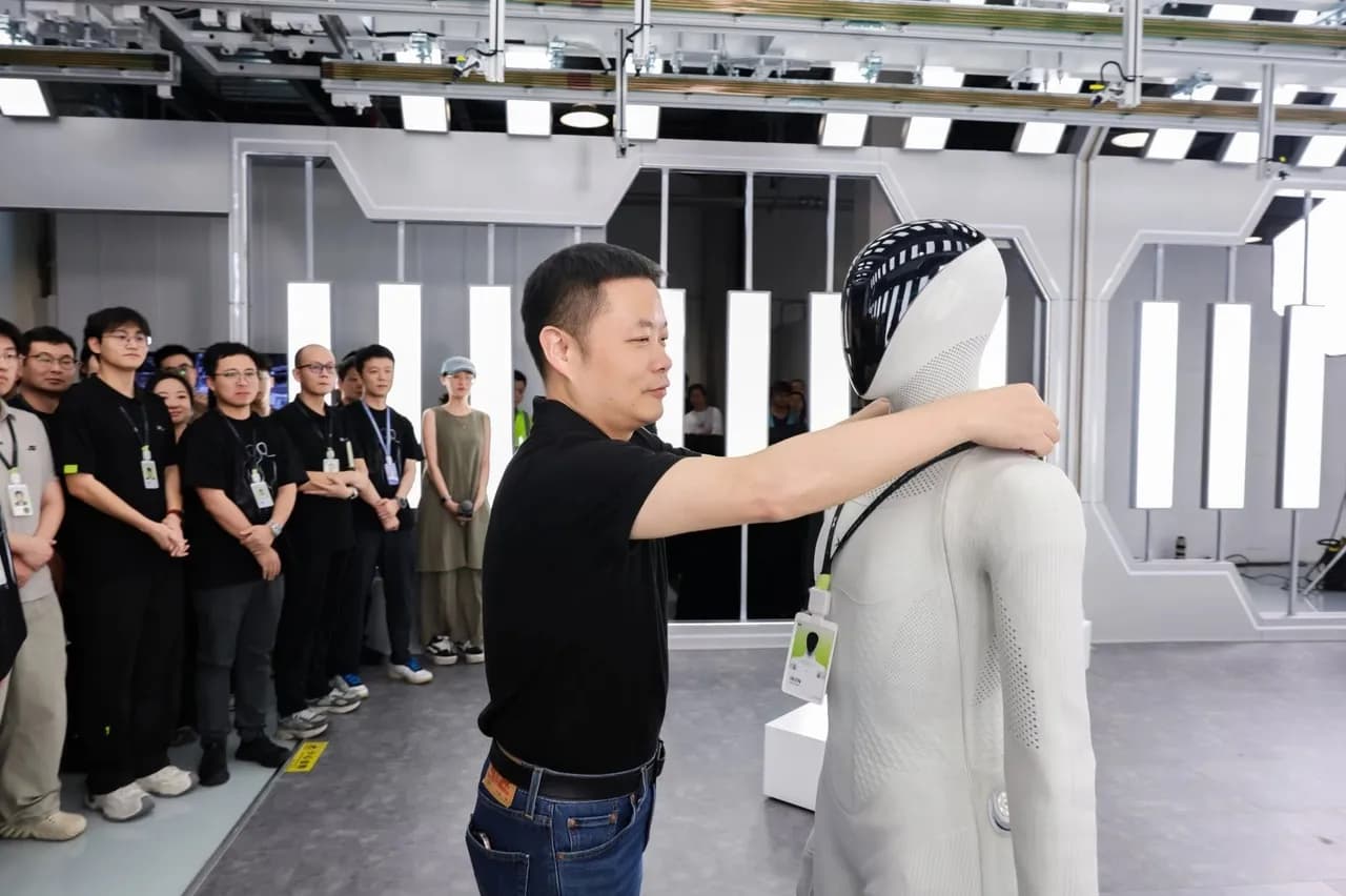 Robot hình người đầu tiên tự bước ra từ dây chuyền sản xuất