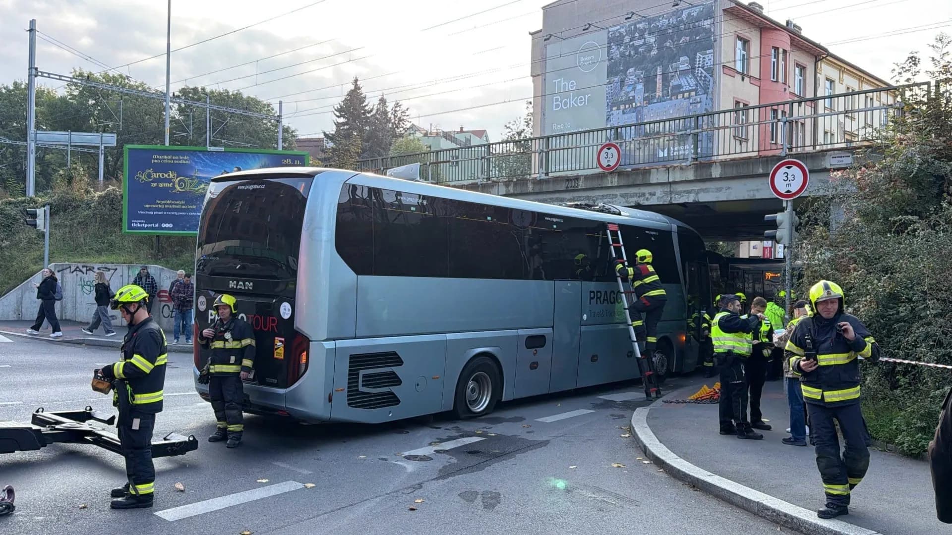 Xe buýt mắc kẹt dưới cầu cạn ở Praha, giao thông ùn tắc