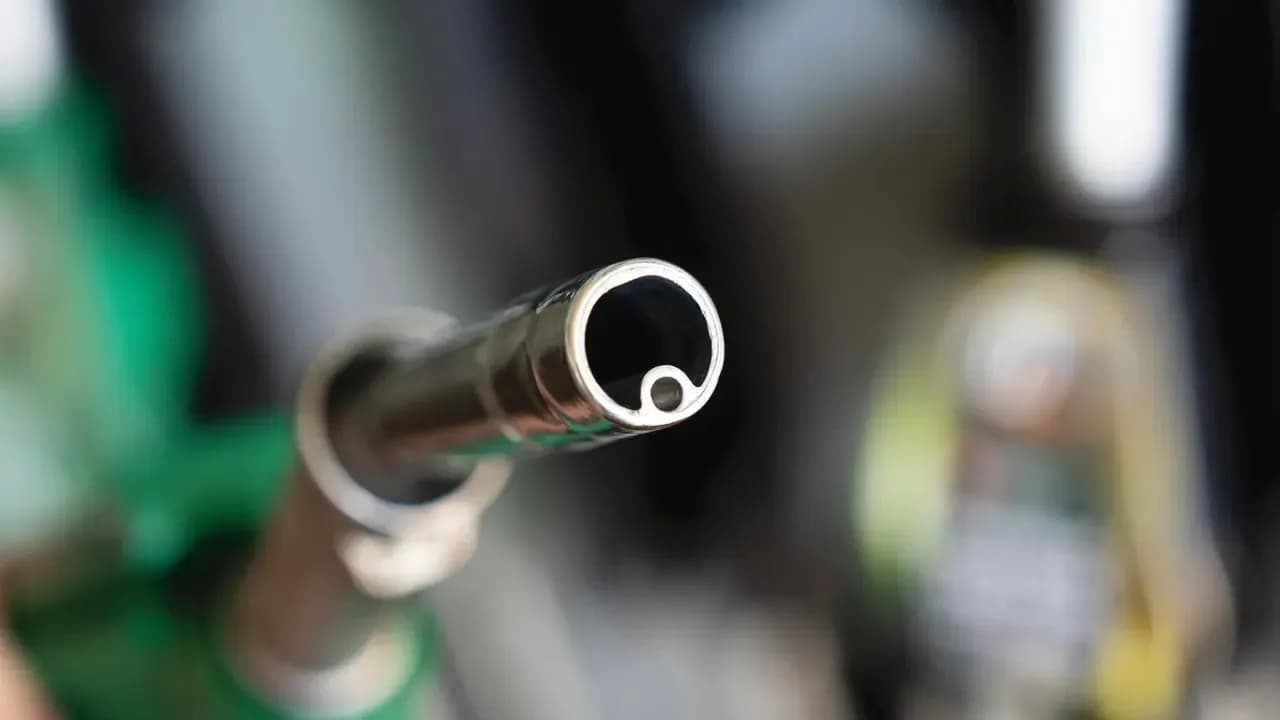 Giá trần nhiên liệu tại Séc tiếp tục tăng trong ngày 14/10: Xăng tăng lên 47,21 korun/lít, dầu diesel là 48,36 korun/lít