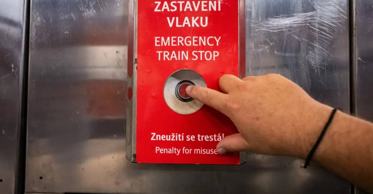 Sau vụ bé trai 7 tuổi rơi xuống đường ray metro ở Praha, hướng dẫn lại cách bấm nút dừng khẩn cấp cho tàu