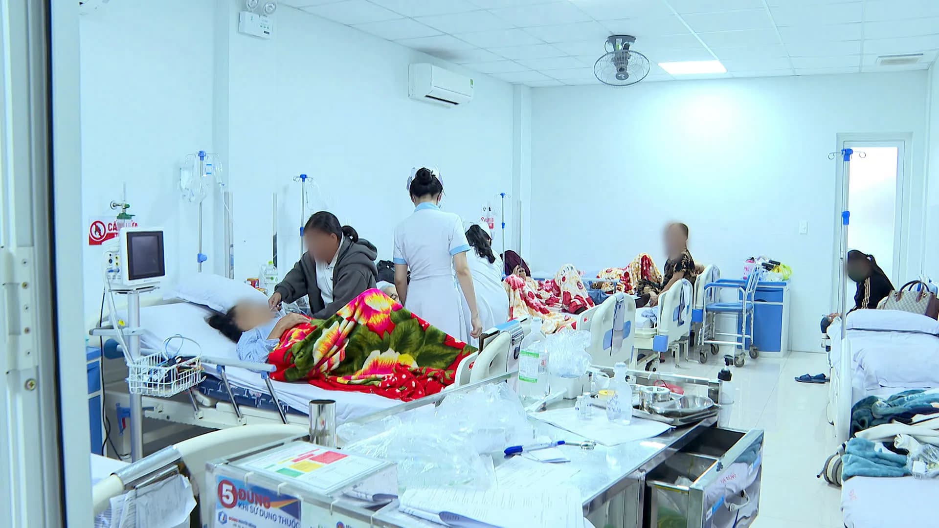 13 người nhập viện nghi ngộ độc sau khi ăn bánh mì