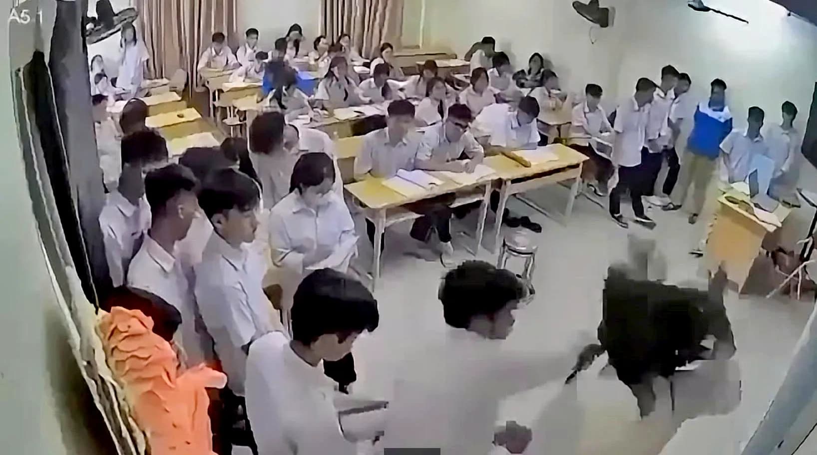 Bắt khẩn cấp nam sinh đấm cô giáo ngay trên bục giảng ở Hà Nội