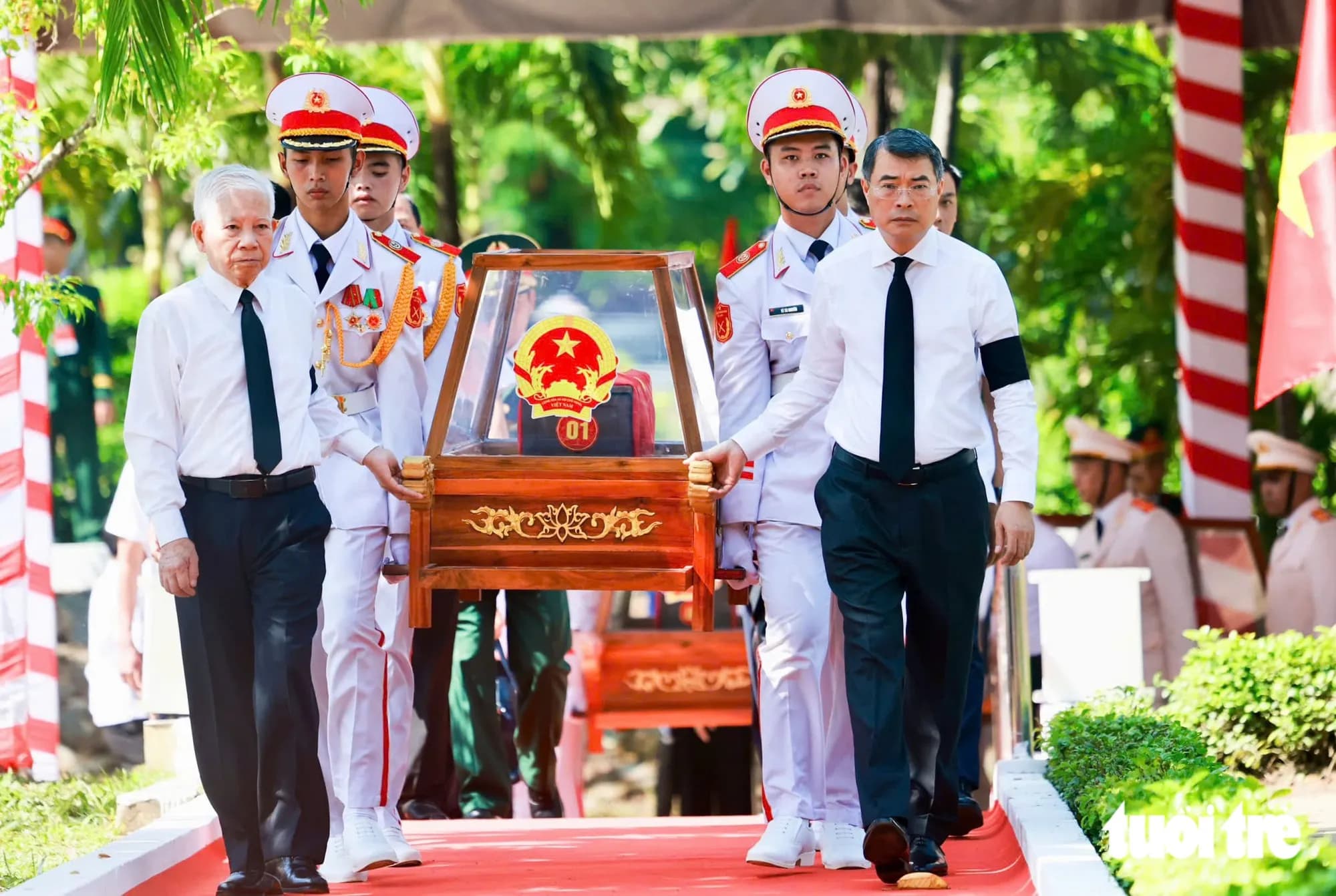 Các anh trở về giữa lòng nhân dân, ấm vô cùng vòng tay mẹ Việt Nam