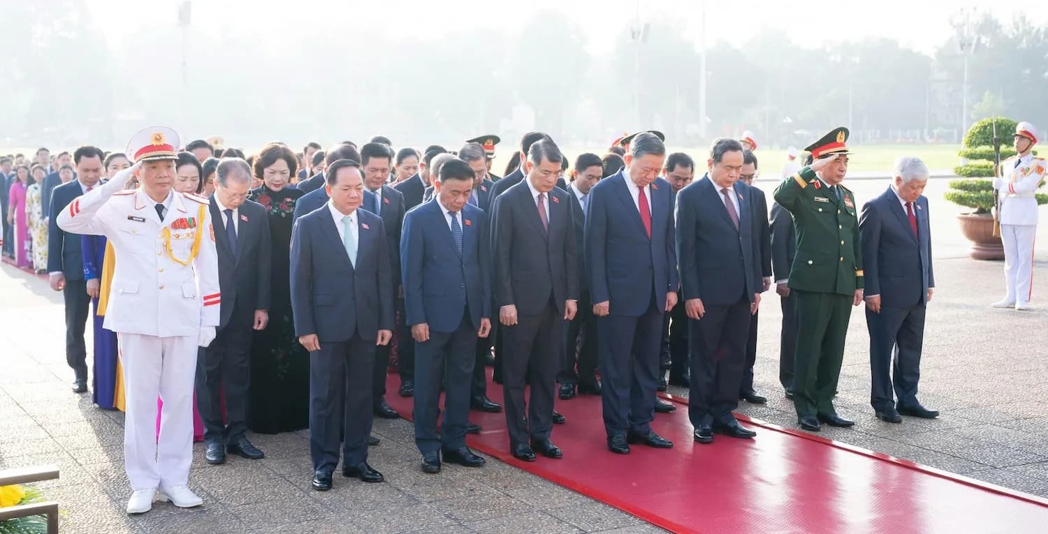 Lãnh đạo Đảng, Nhà nước, đại biểu Quốc hội vào lăng viếng Chủ tịch Hồ Chí Minh