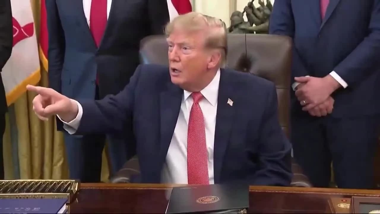 Ông Trump nổi đóa, quát phóng viên 'im lặng' giữa Phòng Bầu dục