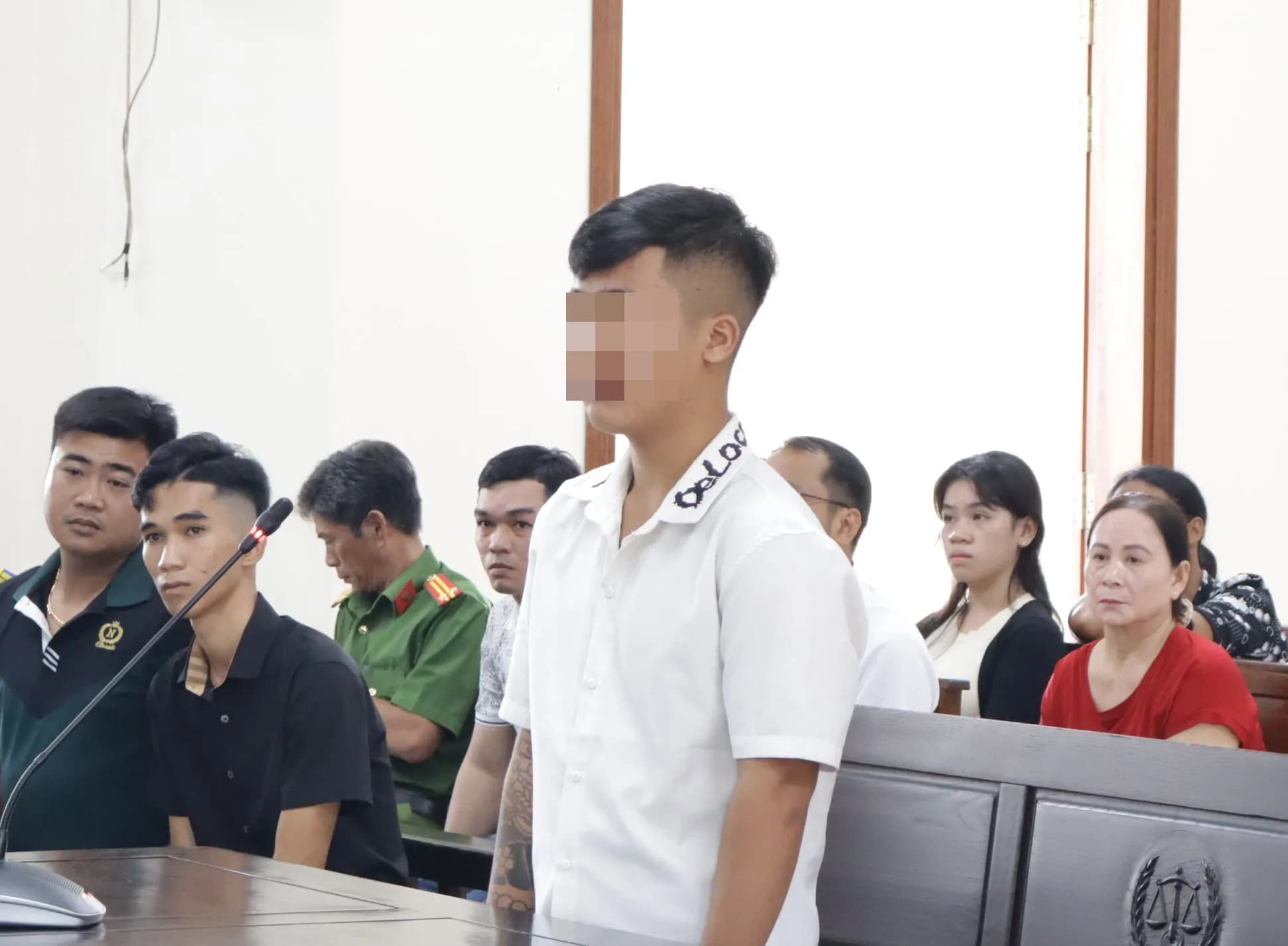 Thiếu niên bị phạt 5 năm tù vì đạp xe làm một người trong tổ tuần tra ngã, bị liệt