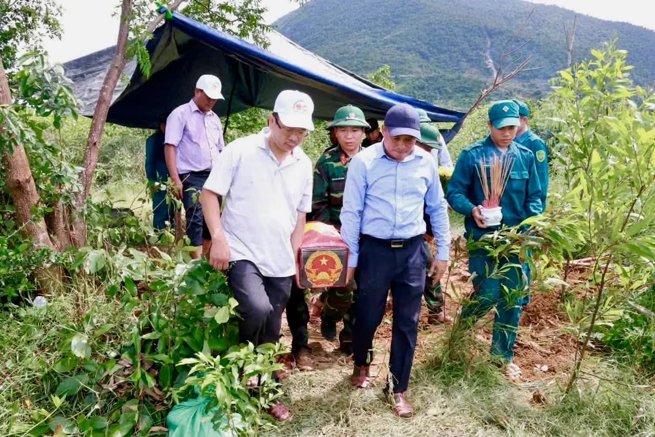 Tìm thấy hài cốt nữ liệt sĩ được bọc trong 2 lớp võng dù