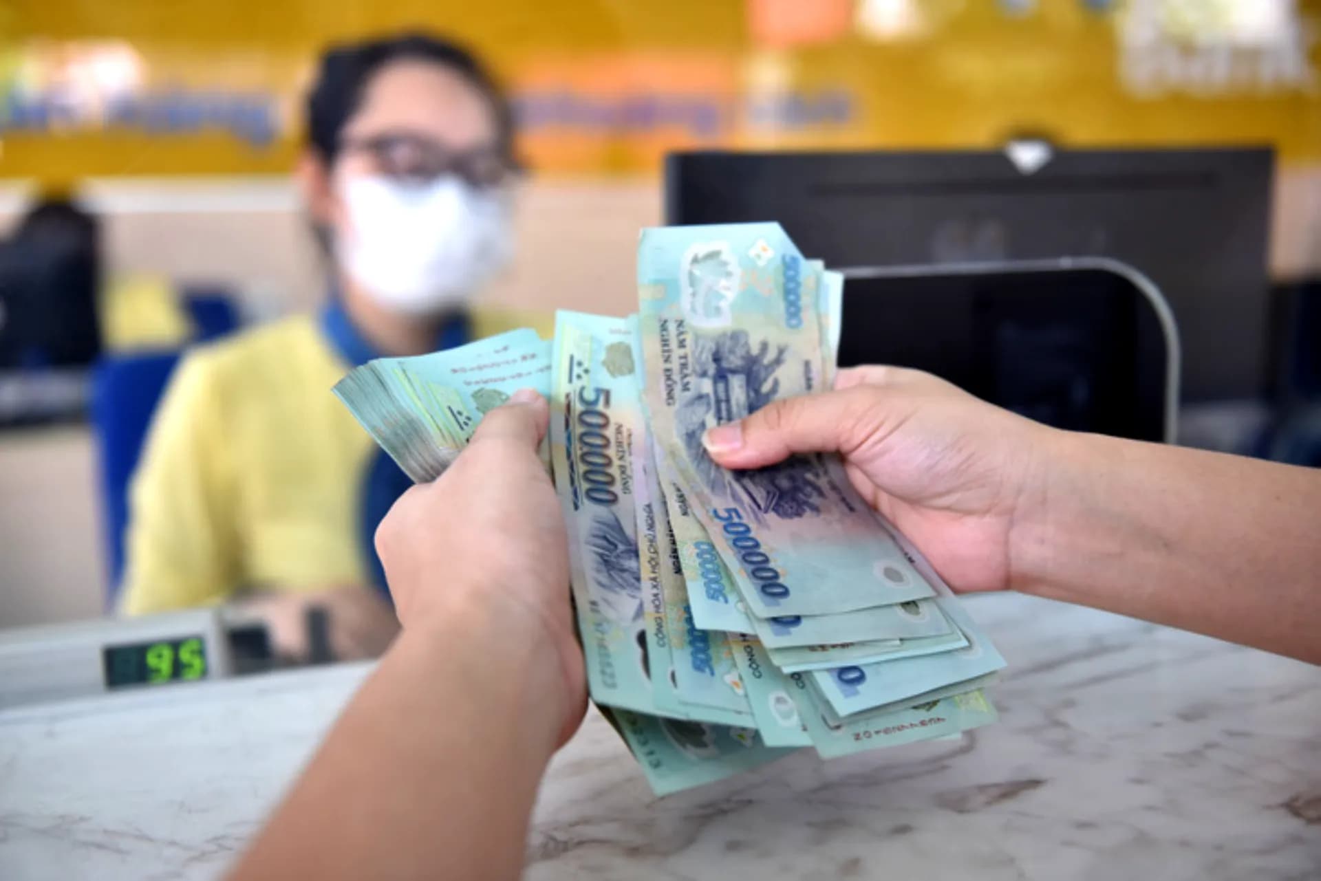 Tin tức sáng 10-10: Lãi suất trái phiếu chính phủ tăng, Kho bạc Nhà nước huy động hơn 70.000 tỉ đồng