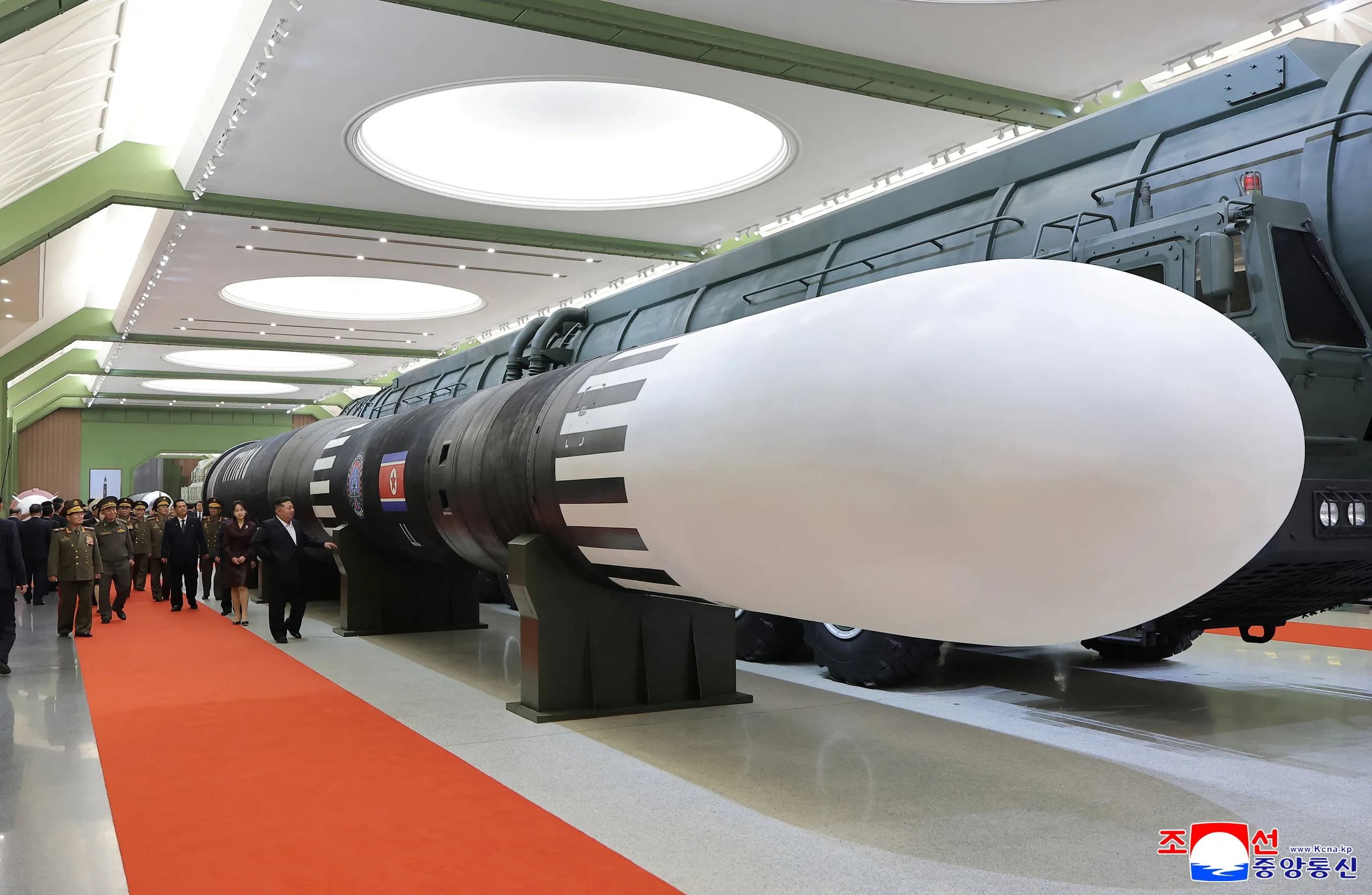 Vì sao Triều Tiên khoe tên lửa có thể vươn tới Mỹ khi ông Trump ngỏ ý gặp ông Kim?
