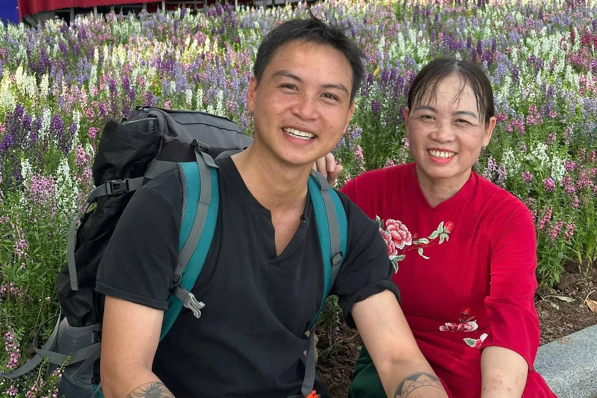 Con trai chở mẹ mắc ung thư đi phượt khắp Tây Bắc để 'tìm lại nụ cười'