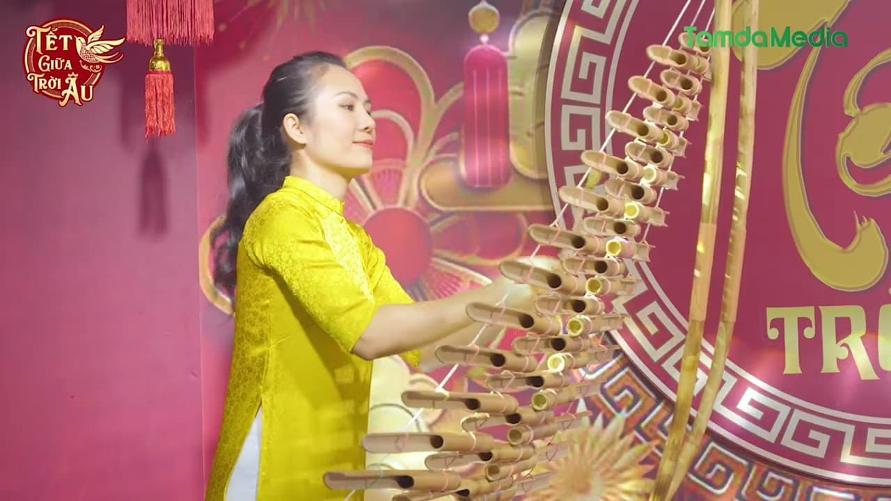 TẾT GIỮA TRỜI ÂU 2025 | Trống Cơm - Nghệ sĩ Huyền Ly và bé Minh Anh | Hoà tấu đàn Bầu và đàn T'rưng
